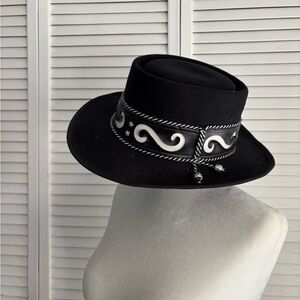 Black and white cowboy hat